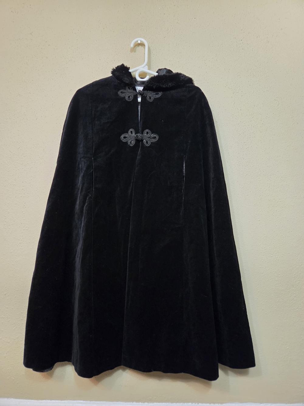 British Vogue Cape Womens 10 Black Velvet Hooded Cape